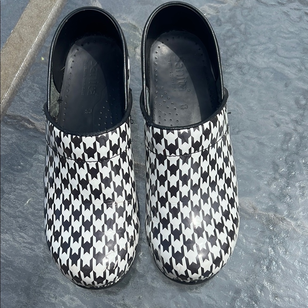 Sanita Black and White Houndstooth Clogs